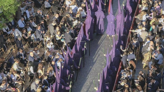 Nazarenos del Valle por la carrera oficial de Sevilla