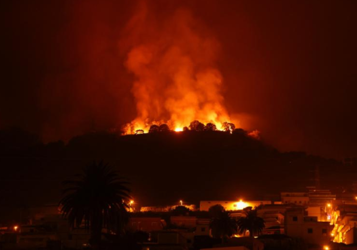 La ladera en llamas en el incendio de Tenerife ardee sobre las viviendas