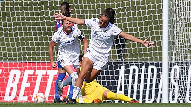 Rocío Gálvez celebra un gol con la camiseta del Real Madrid
