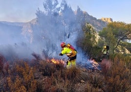 Un incendio forestal en Cofrentes moviliza a una decena de medios aéreos