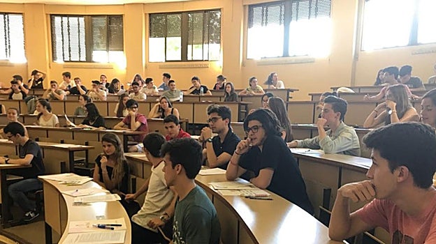 Estudiantes de la Universidad de Sevilla durante una clase magistral