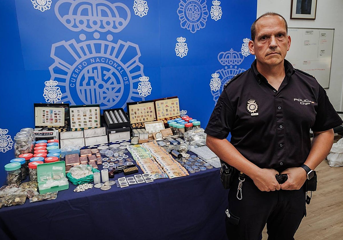 El inspector jefe del Grupo IX de Estafas, junto al material incautado