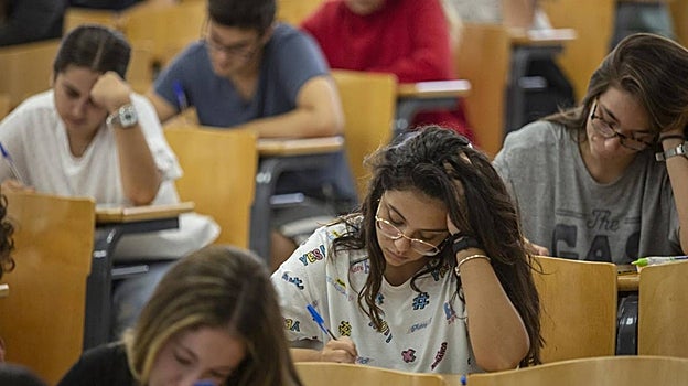 Estudiantes universitarias de Sevilla realizan un examen en una facultad