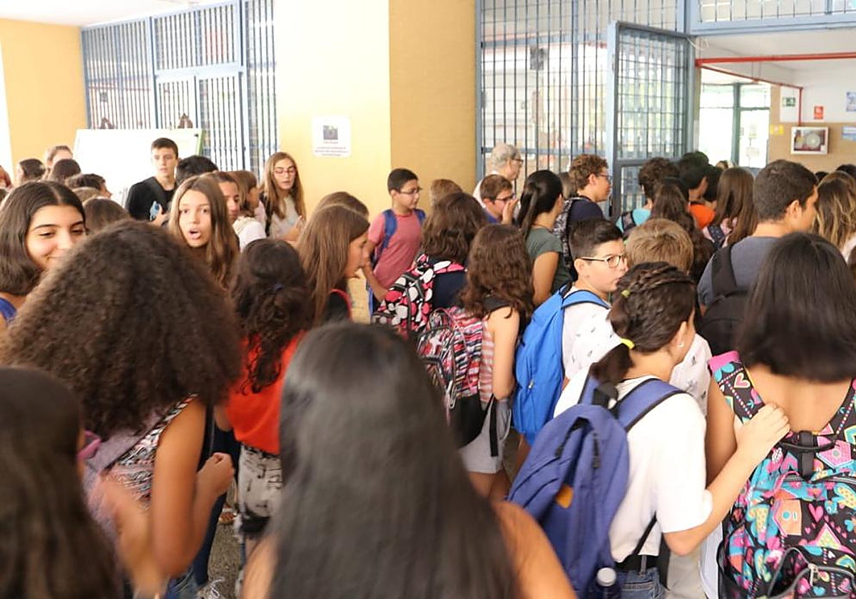 Imagen de alumnos del instituto Isbilya, de Sevilla, entrando en el centro