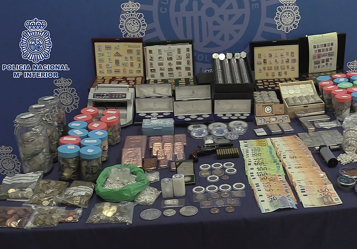 Monedas, lingotes y piezas de oro falsas requisadas por la Policía Nacional