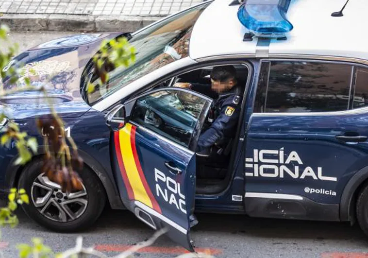 Agentes de la Policía Nacional bajando de un vehículo