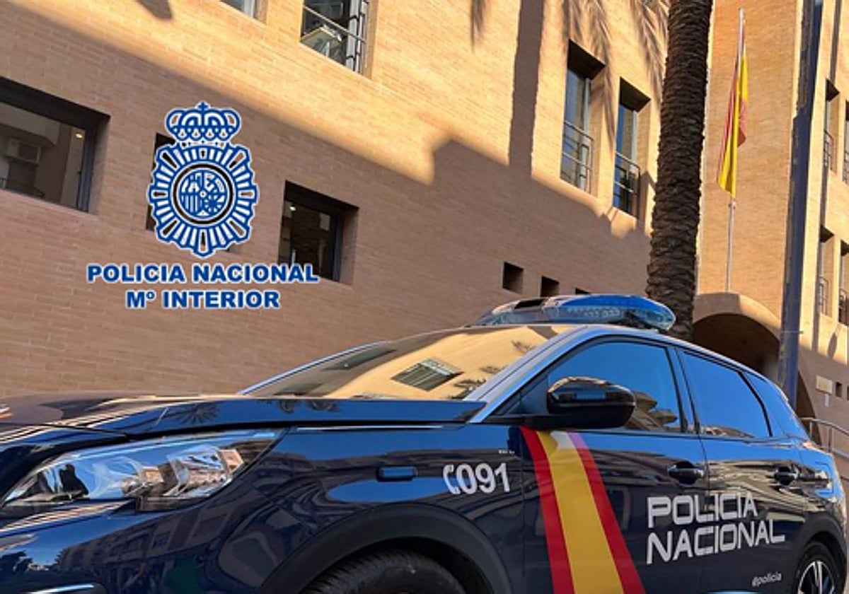 Imagen de archivo de un coche de la Policía Nacional frente a la comisaría de Orihuela