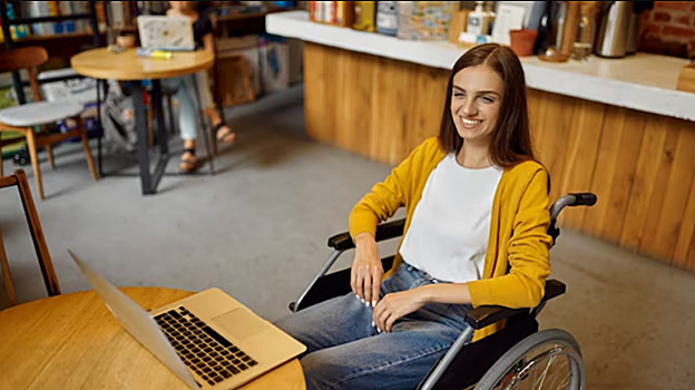 Imagen de una estudiante universitaria en silla de ruedas