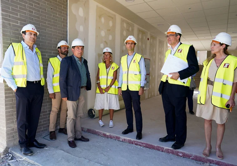 La ministra de Educación (tercera por la derecha), con otras autoridades en el Instituto Gloria Fuertes, en Alcobendas