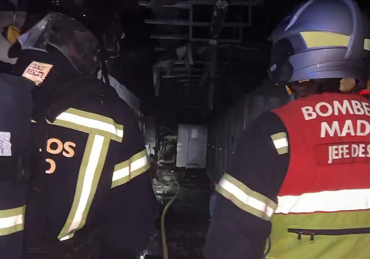 Incendio en una nave industrial de San Blas