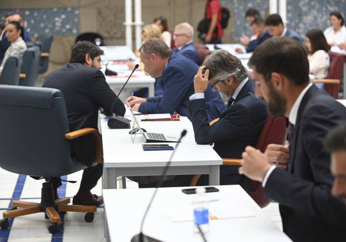 López Miras (PP), a la izquierda y Antelo (Vox), en primer plano