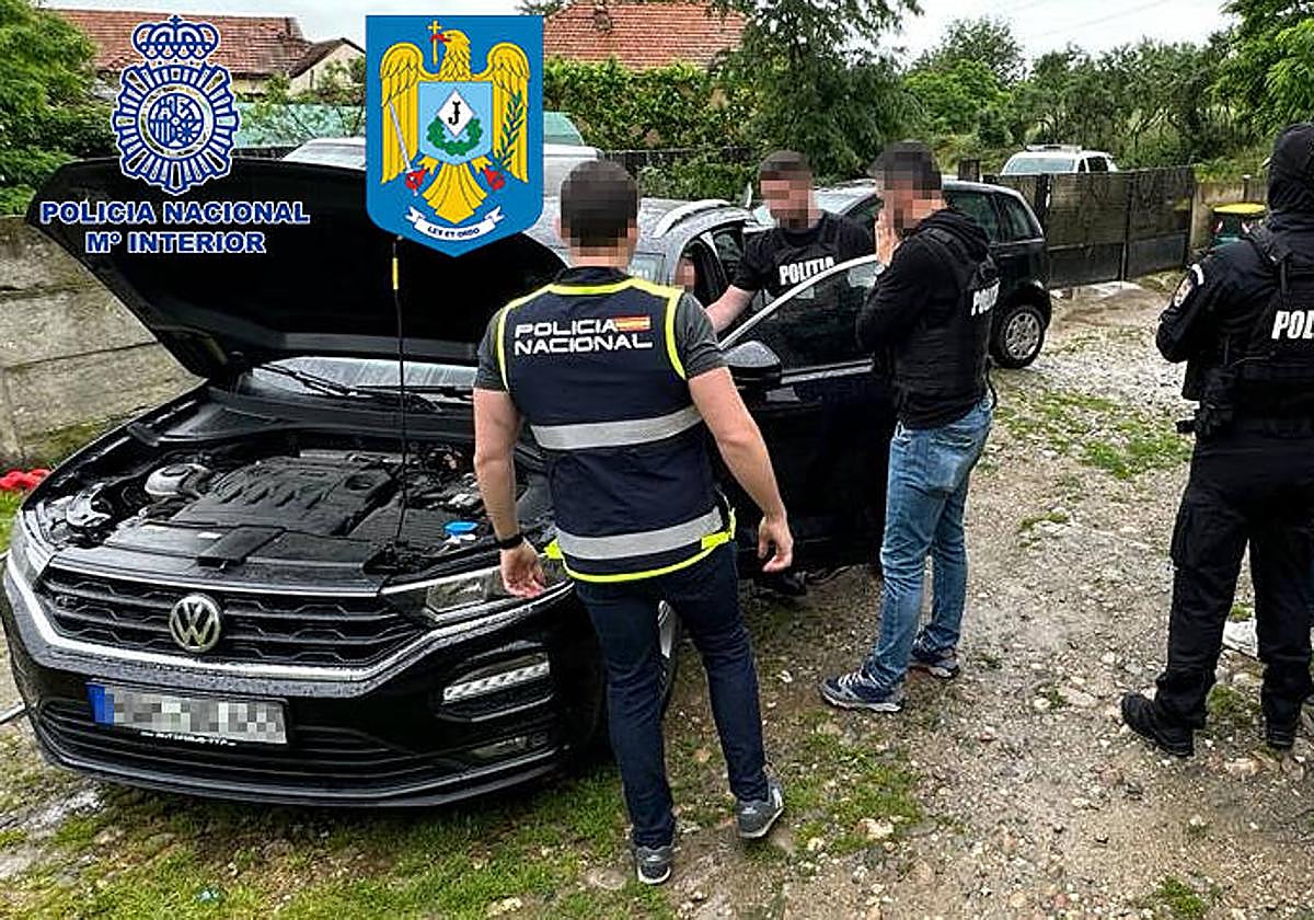 Agentes de la Policía Nacional y de la Policía de Rumanía durante la operación