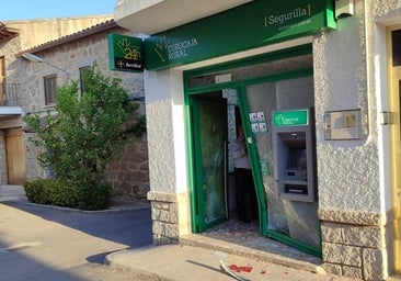 Unos aluniceros estrellan de madrugada un coche contra una oficina bancaria en Segurilla para robar