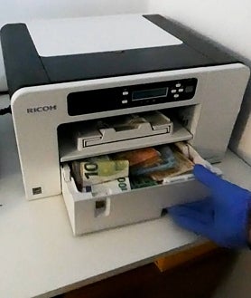 Imagen secundaria 2 - Imagen del dinero, droga y munición intervenida a la red criminal por la Guardia Civil