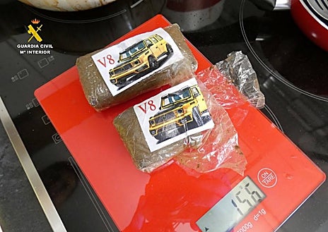 Imagen secundaria 1 - Imagen del dinero, droga y munición intervenida a la red criminal por la Guardia Civil
