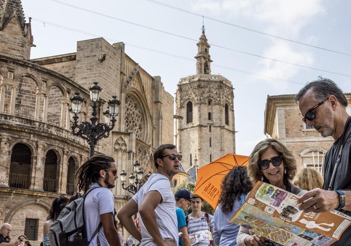 Imagen de archivo de turistas en la Plaza de la Virgen de Valencia