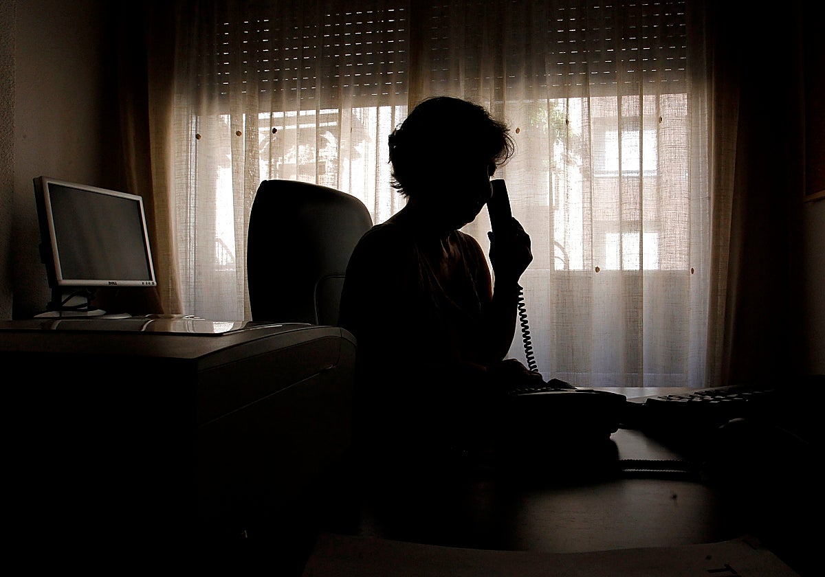 Una voluntaria atiende una llamada