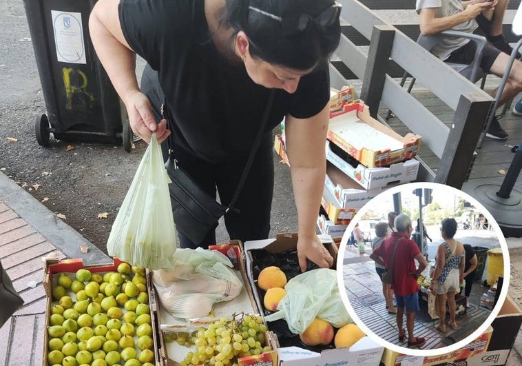 La mujer vende la fruta a personas, en su mayoría, de avanzada edad