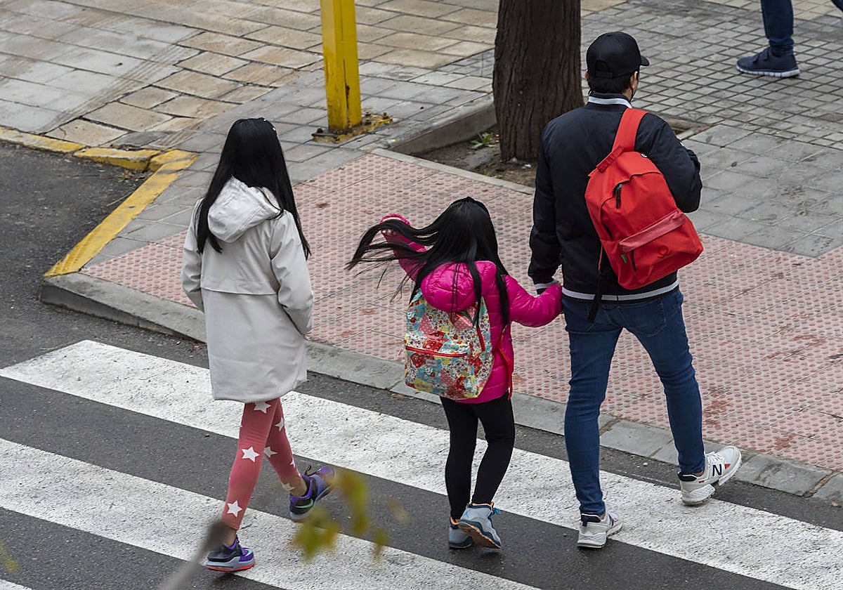 Imagen de archivo tomada a la entrada de un colegio en Alicante