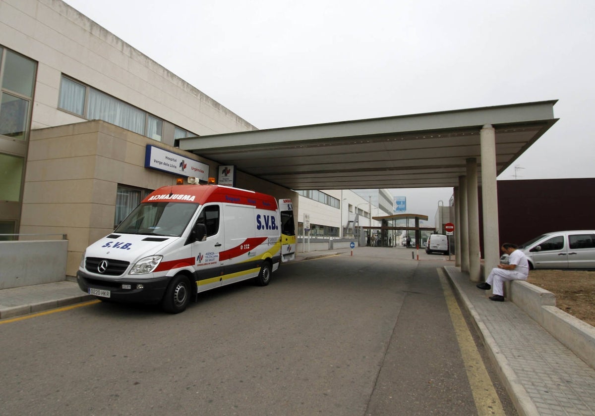 Imagen de archivo de una ambulancia a las puertas del Hospital de Alcoy