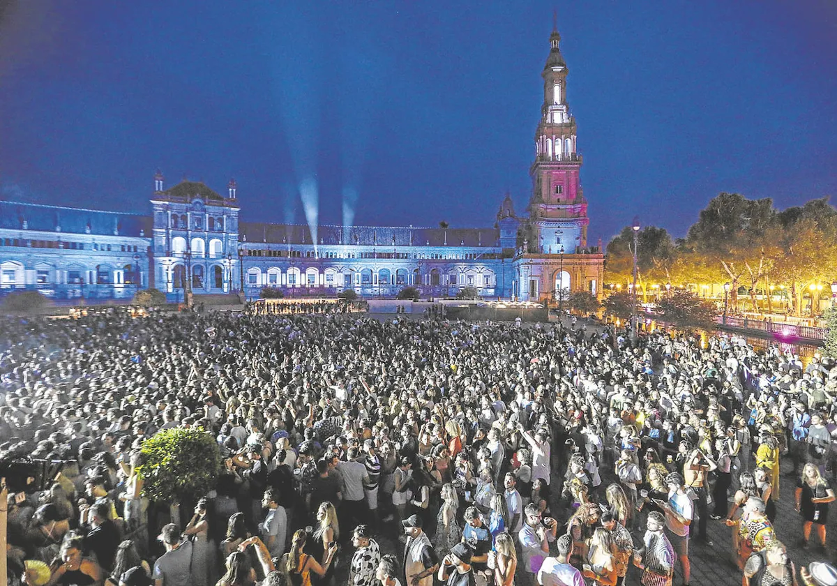 Imagen del público presente en el concierto de Bizarrap en el Icónica Fest de Sevilla