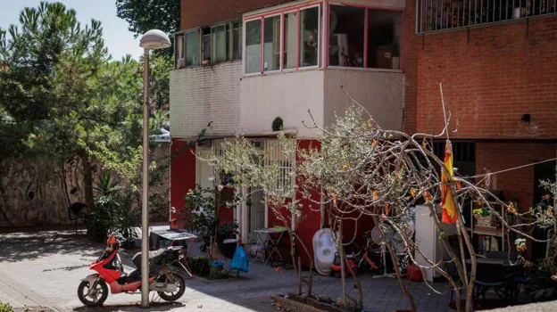 Parte trasera del edificio, con viviendas en zona interbloques.