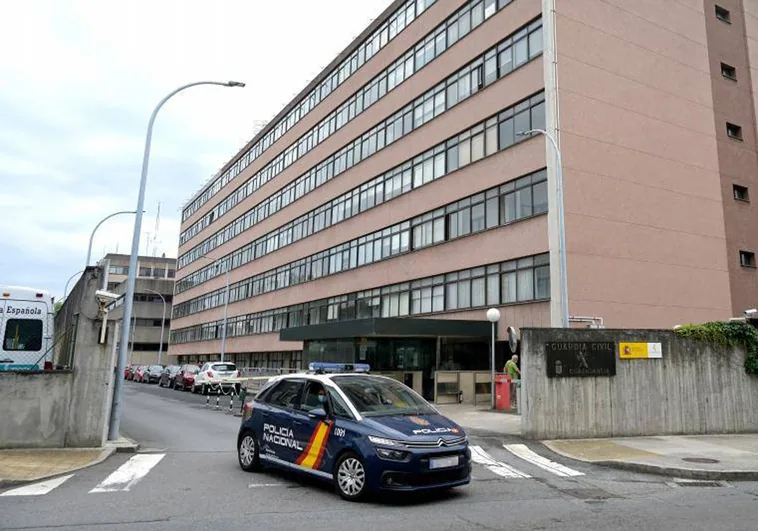 Un vehículo de la Policía Nacional en las instalaciones de un cuartel de la Guardia Civil