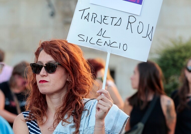 Cientos de personas se han concentrado este lunes en León