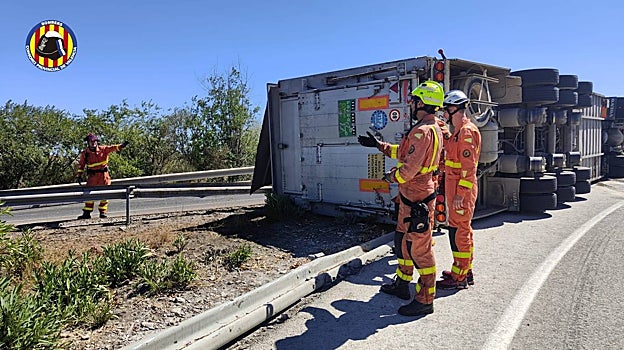 Imagen de los trabajos de los bomberos en la A-3, a la altura de Buñol (Valencia), tras el vuelco de un camión que transportaba toros