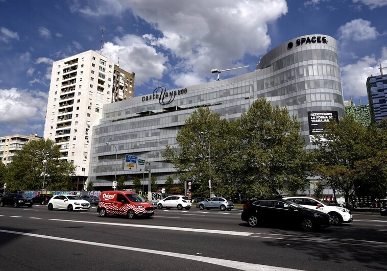 Edificio Castellana 200, donde en su interior hay una zona comercial