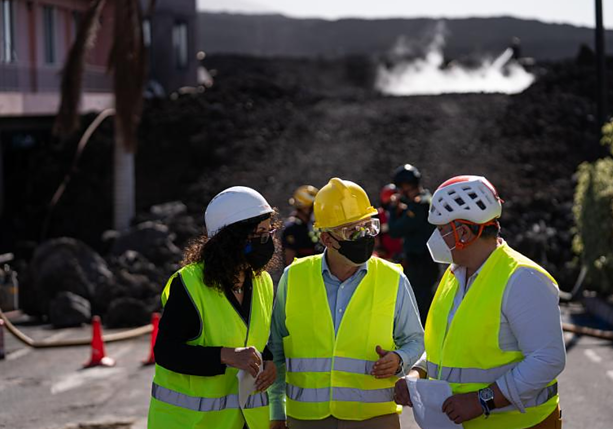 Representantes del Gobierno de Canarias y ayuntamientos en el cruce de La Laguna durante las obras de retirada de lava
