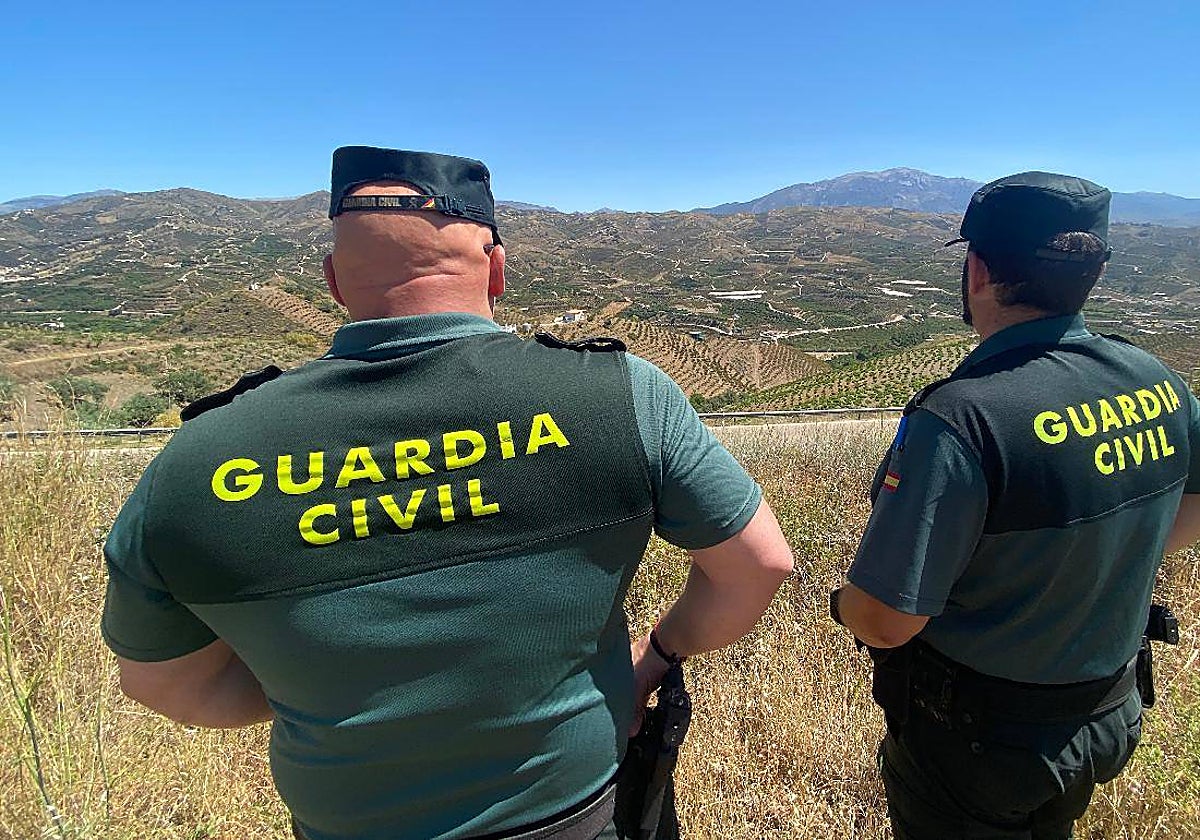 Dos agentes de la Guardia Civil en una de sus operaciones, en una imagen de archivo