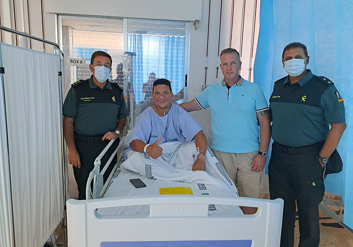 Imagen del agente de la Guardia Civil en el hospital junto a otros compañeros