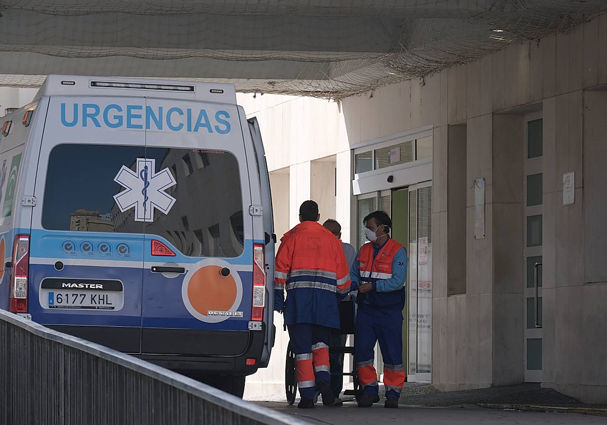 Una ambulancia de Urgencias en el hospital Puerta del Mar de Cádiz