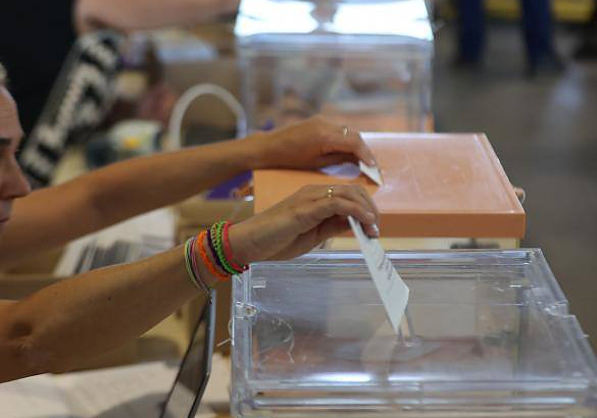Recuento del voto exterior en Madrid tras las elecciones del 23J