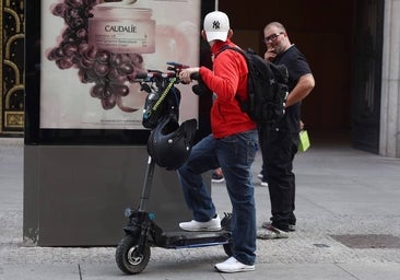 El falso policía con placa y pistola que asaltaba a jóvenes en patinete