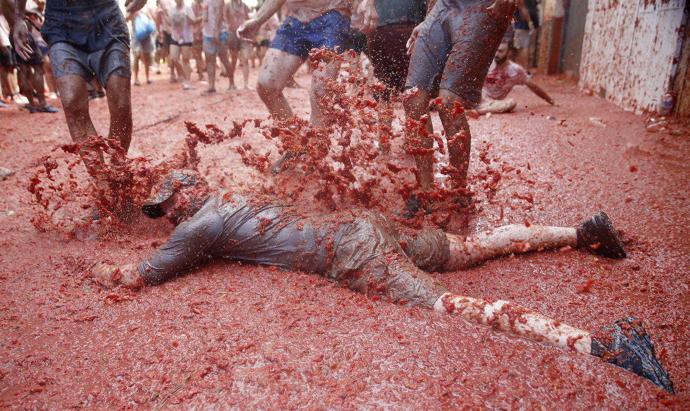 Tirarse al suelo para jugar entre el tomate triturado es parte de la tradición de la fiesta de la Tomatina