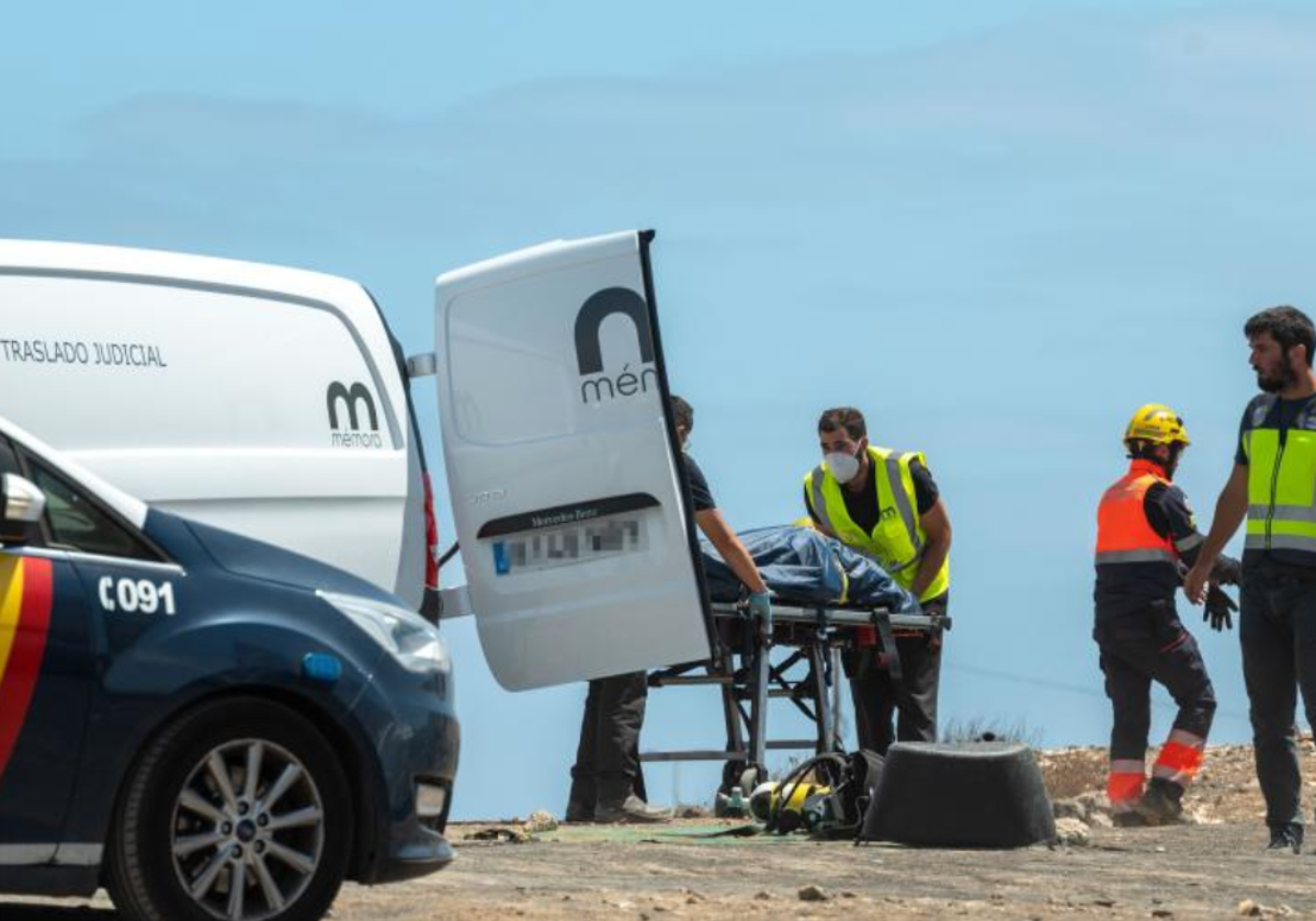 Retirada del cuerpo encontrado bajo los escombros del muro derruido en Arrecife