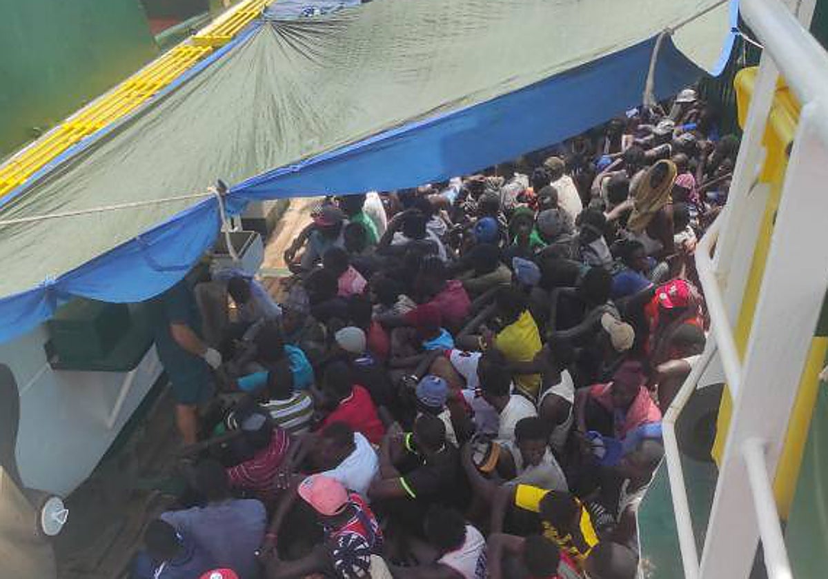 Los migrantes a bordo de la patrullera Río Tajo