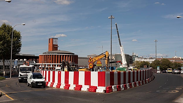 Imagen después - La gasolinera, en uso, y la superficie que ocupaba ya vacía
