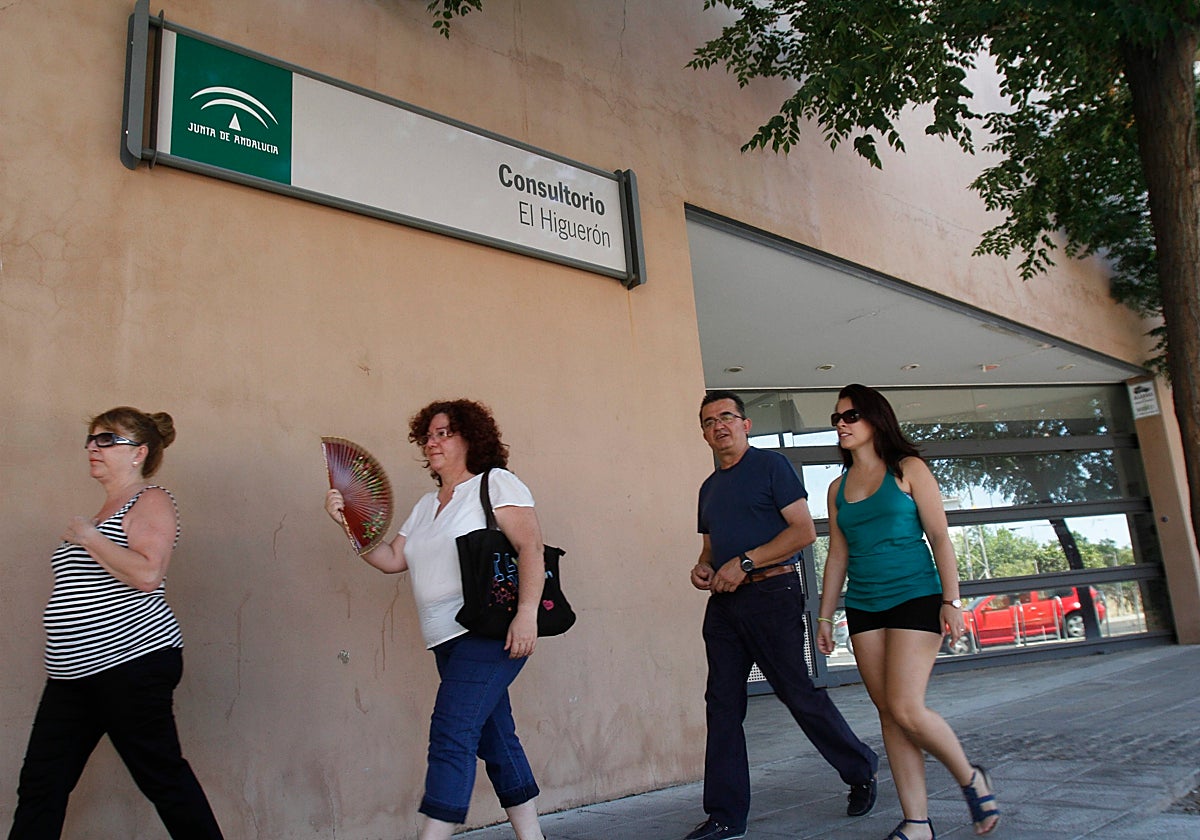 Ciudadanos delante del consultorio de El Higuerón