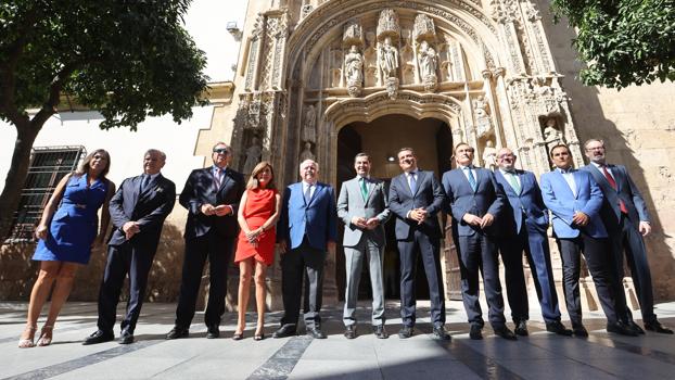 Foto de familia de las autoridades ante la portada del Palacio de Congresos