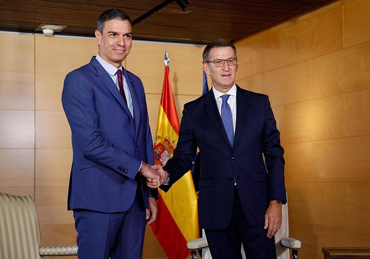 El presidente del Gobierno en funciones, Pedro Sánchez, y el líder del PP, Alberto Núñez Feijóo