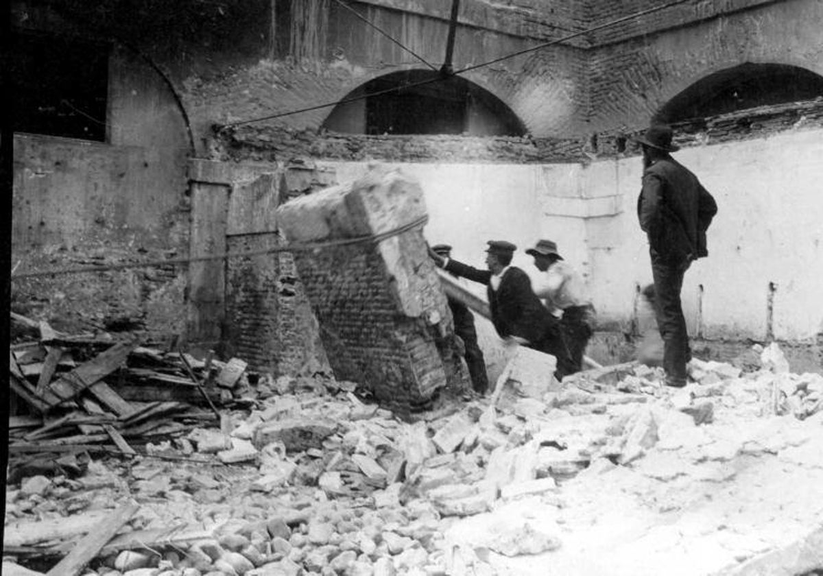 Trabajos de derribo del antiguo cuartel de San Gil, en 1905