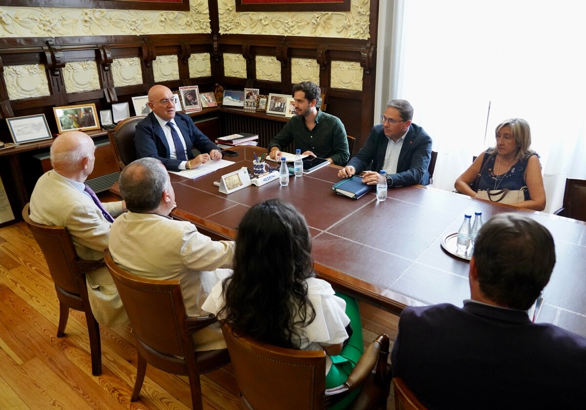 El alcalde de Valladolid mantiene una reunión de trabajo con Cruz Roja, Cáritas, Banco de Alimentos y la Red Europea de Lucha contra la Pobreza y la Exclusión Social en Castilla y León