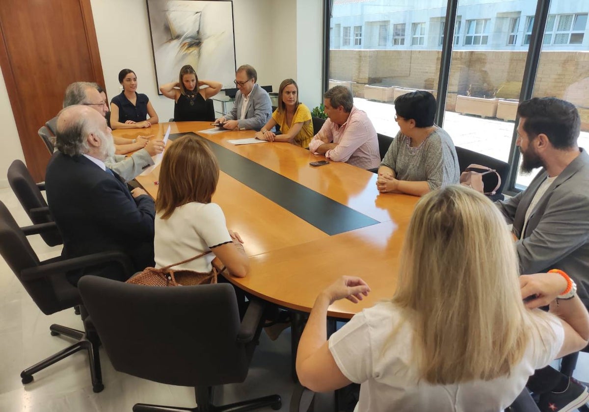 Imagen de la reunión entre la Unión Sanitaria Valenciana y el conseller Marciano Gómez