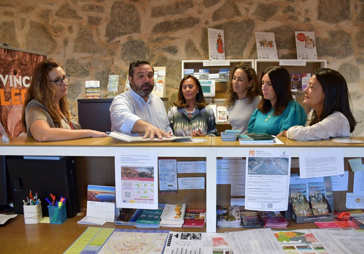 El vicepresidente Joaquín Romera durante una visita a la Oficina de Turismo provincial