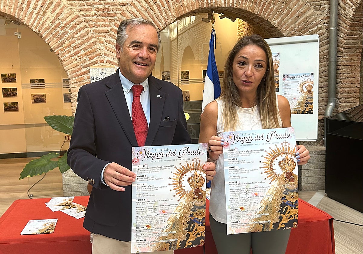 Claveles azules y blancos para la Virgen del Prado, patrona de Talavera de la Reina