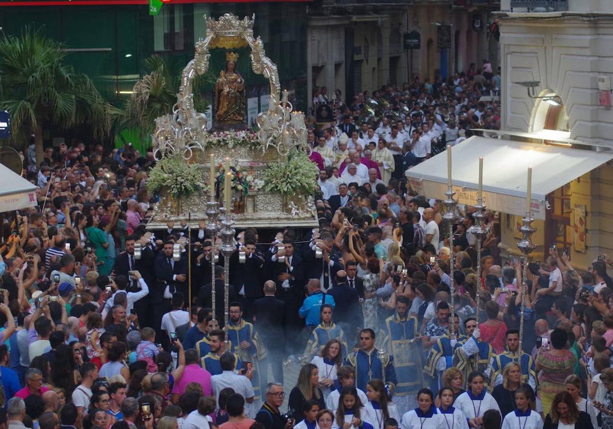 Procesión de la Virgen de la Victoria por las calles del centro de Málaga
