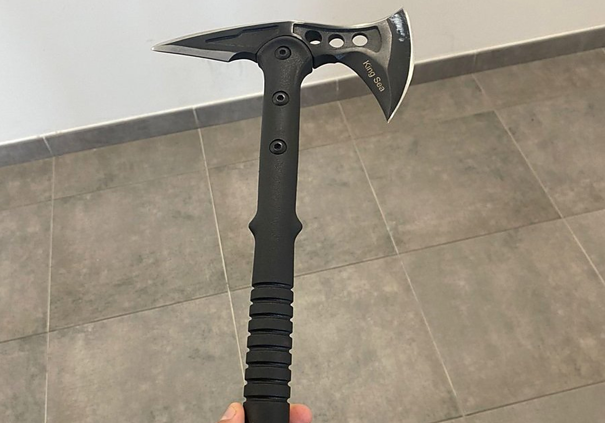 Arma intervenida con la que el detenido trató de agredir a las víctimas